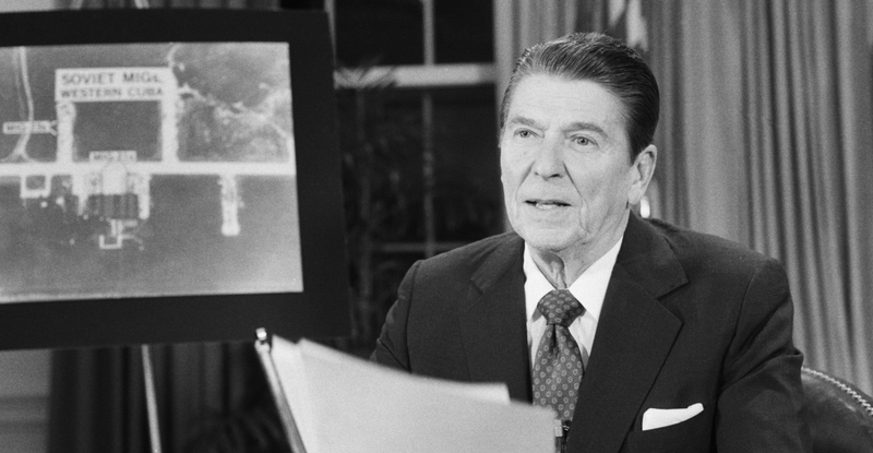 Imagen: Reagan durante su discurso con el “experimental” plan de defensa Star Wars. History